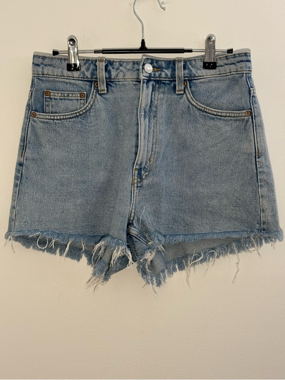 Aritzia Rowe High Rise Frayed Hem Denim Cutoff Shorts Light Wash W27